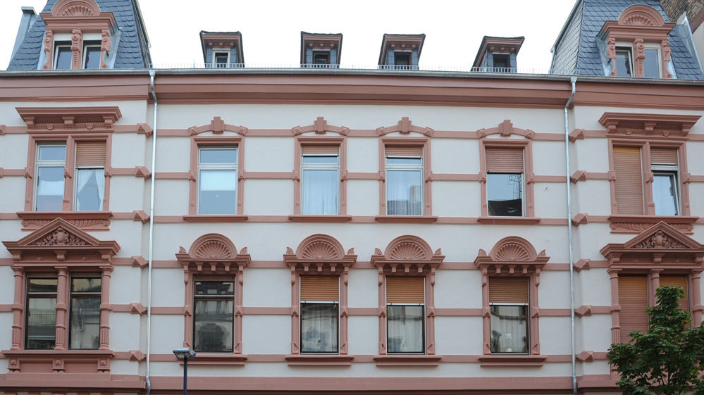 Fassadenanstrich und Fassadengestaltung eines Mehrfamilienhauses